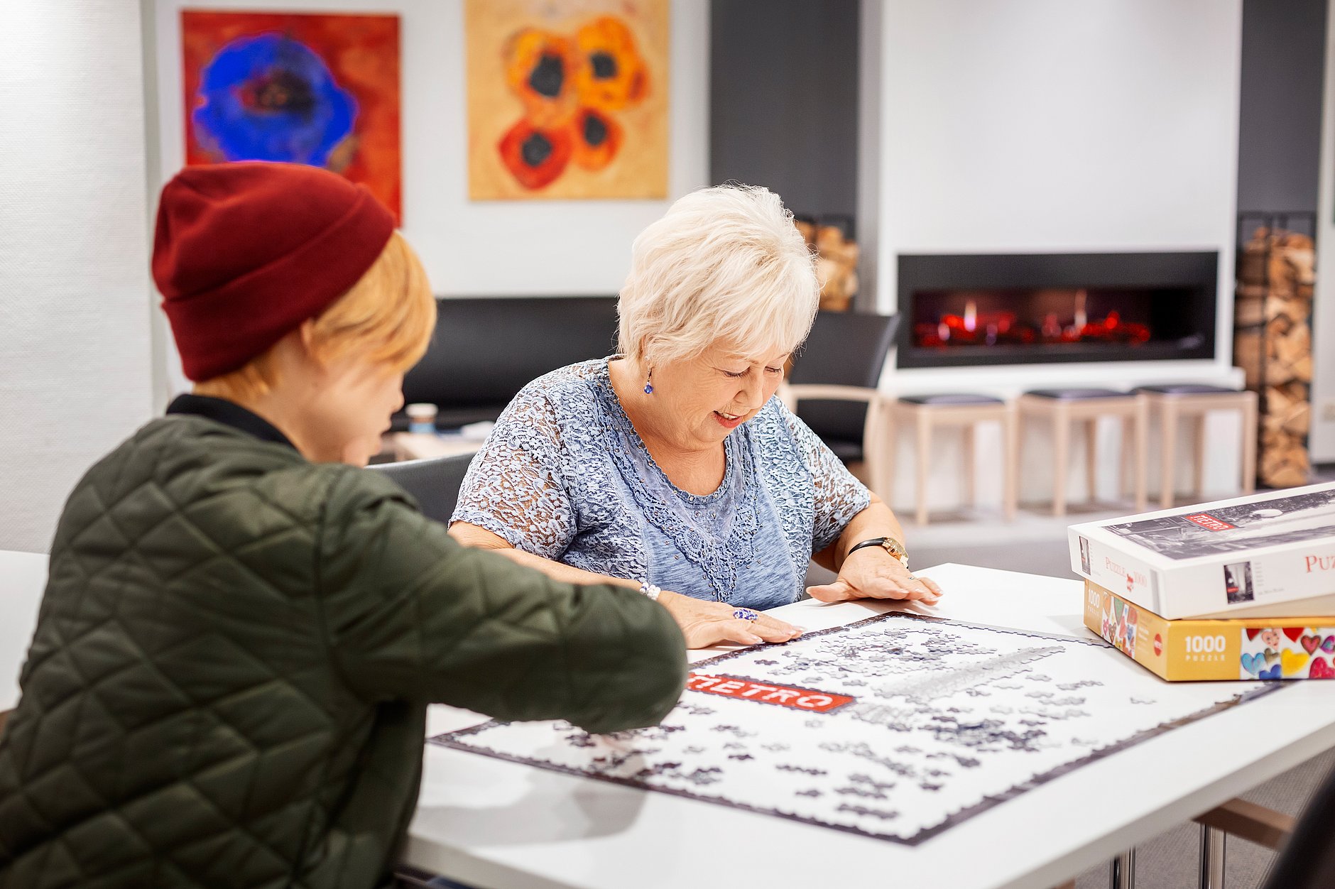 HGZ | Mosaik Freizeitgestaltung Dies zeigt zwei Personen bei einem Gesselschaftspiel.