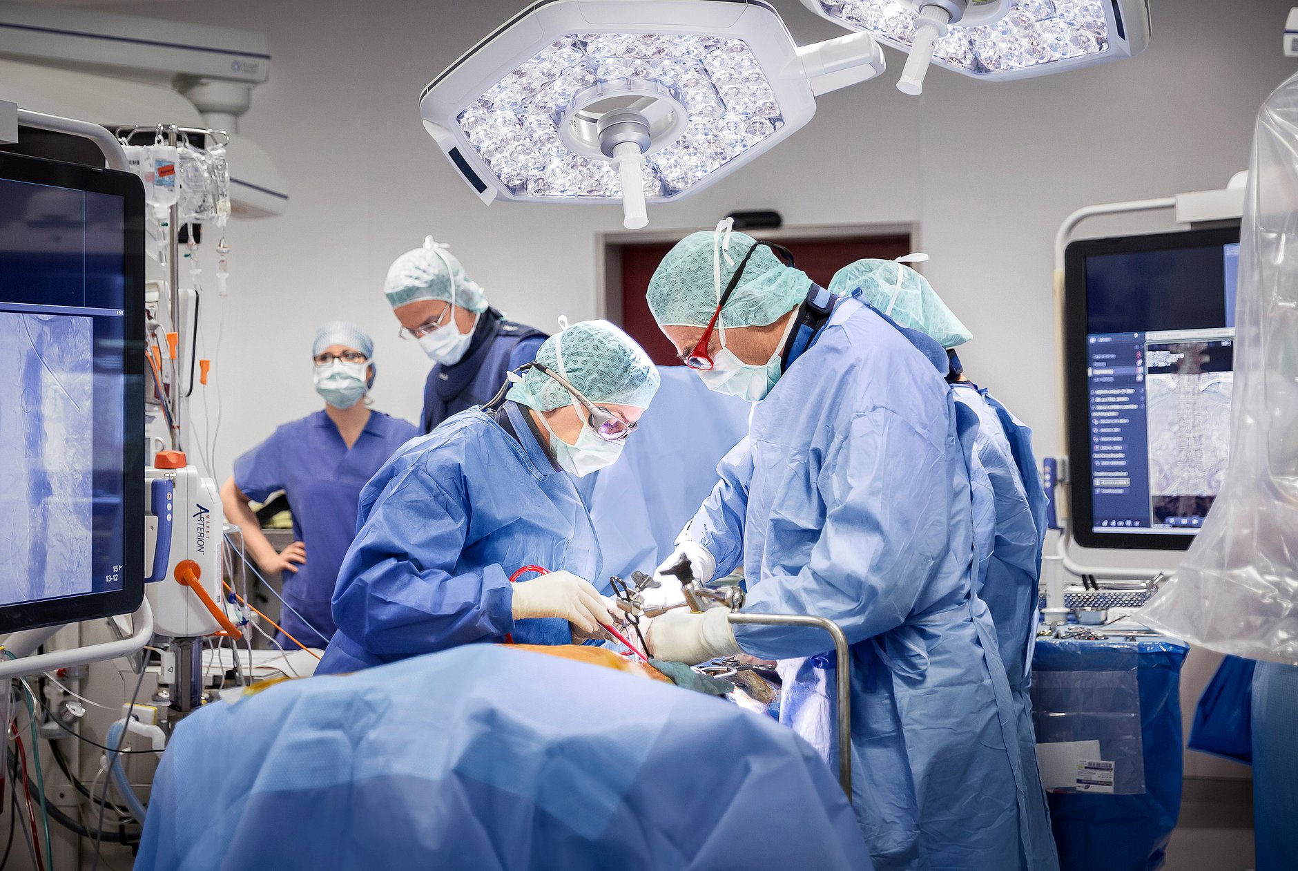 HGZ | Gefäßchirurgie Dies zeigt Gefäßchirurgen während einer OP an der Aorta.