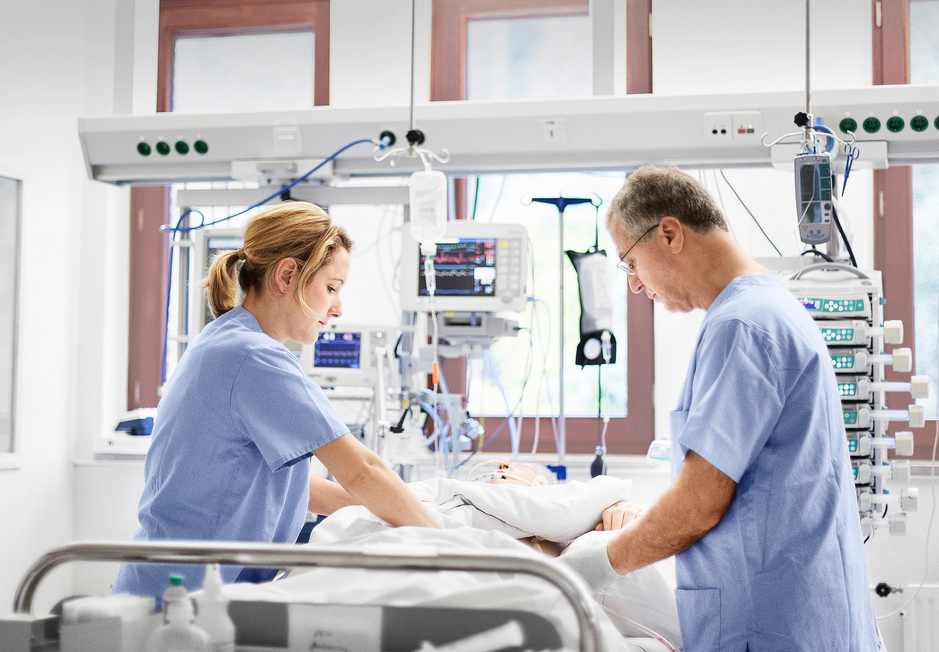 HGZ | Anästhesie und Intensivmedizin Dies sind Pflegekräfte der Intensivstation des HGZ Bad Bevensen, während sie sich um einen Patienten kümmern.
