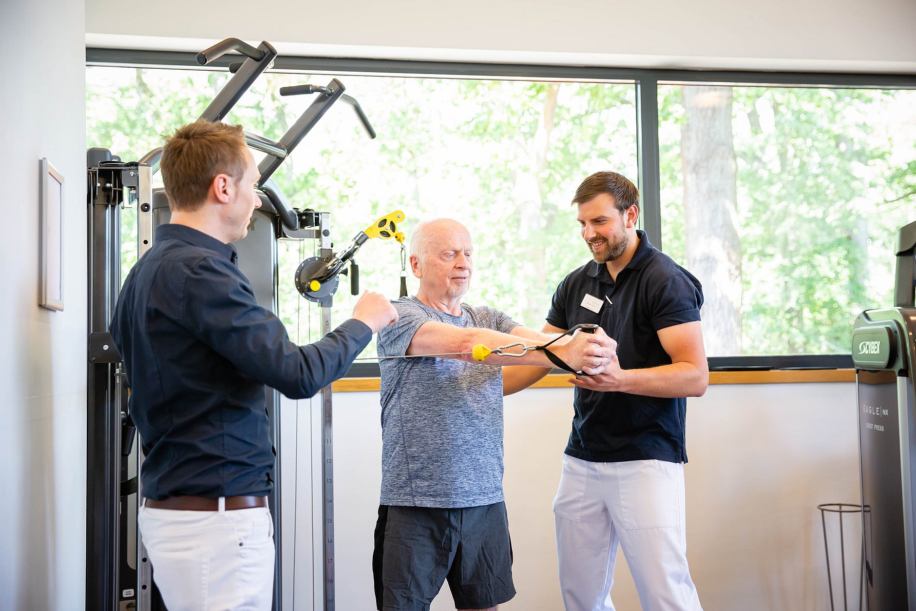 HGZ | Physiotherapieschule Praxis vorort Dies ist ein Schüler und ein Lehrer der Physiotherapieschule während einer praktischen Übung mit einem echten Patienten in einer Reha-Klinik..