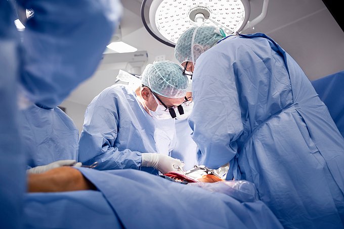 Dies ist ein Herzchirurg, der eine Operation am Herzen durchführt, um es zu therapieren.