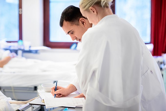 Dies sind Ärzte, die Befunde für die klinische Forschung dokumentieren.