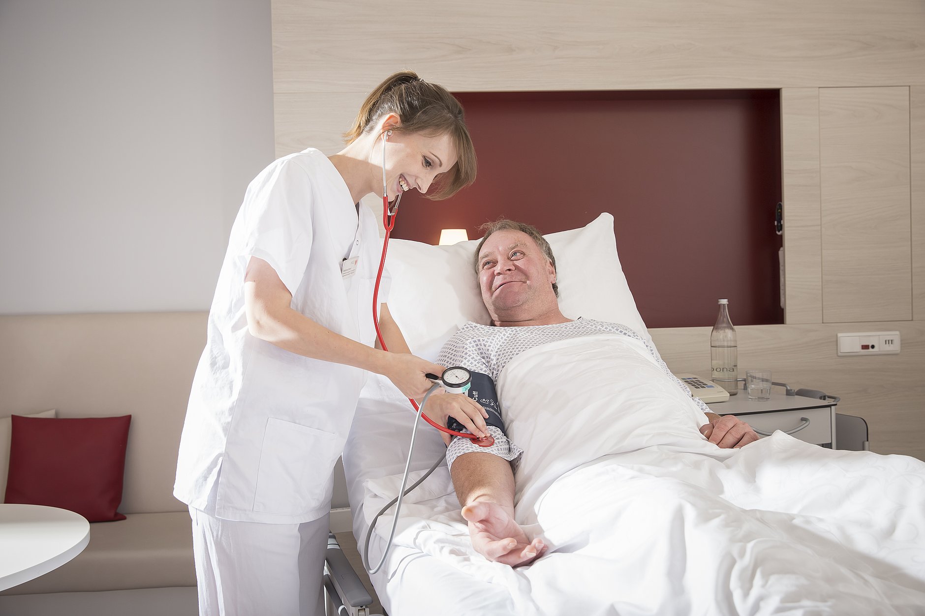 Dies ist eine Pflegekraft an einem Patientenbett