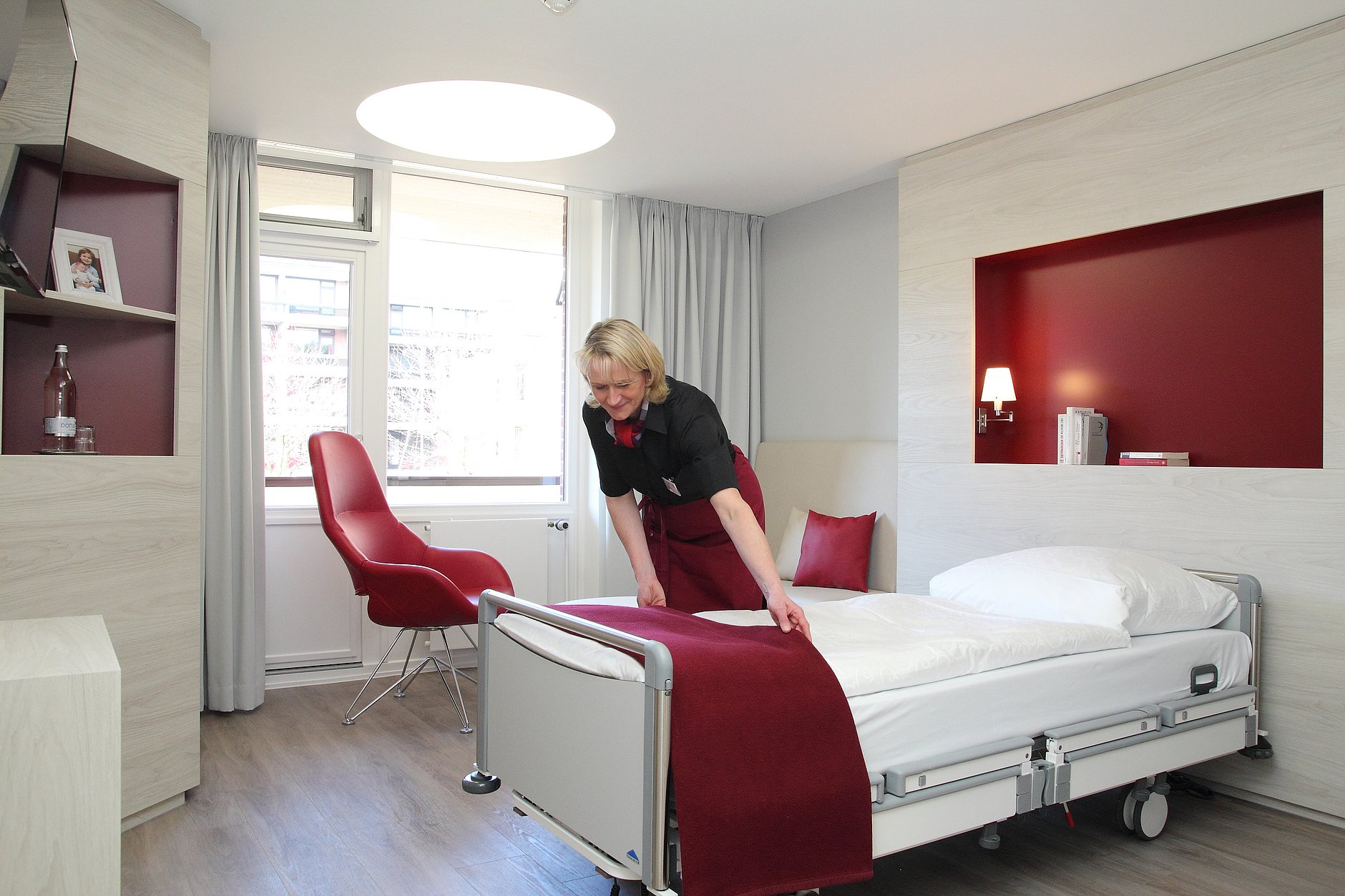 Dies ist ein komfortables Einzelzimmer auf der Privatstation des HGZ.