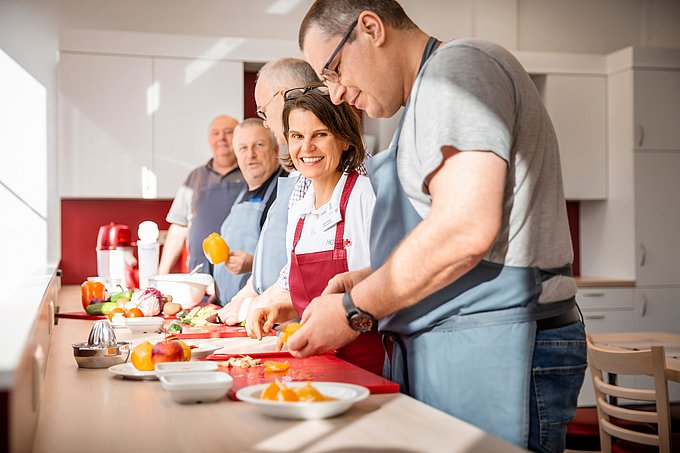 Hier kochen Patienten mit einer Diätassistentin gemeinsam in der Lehrküche des HGZ Bad Bevensen..