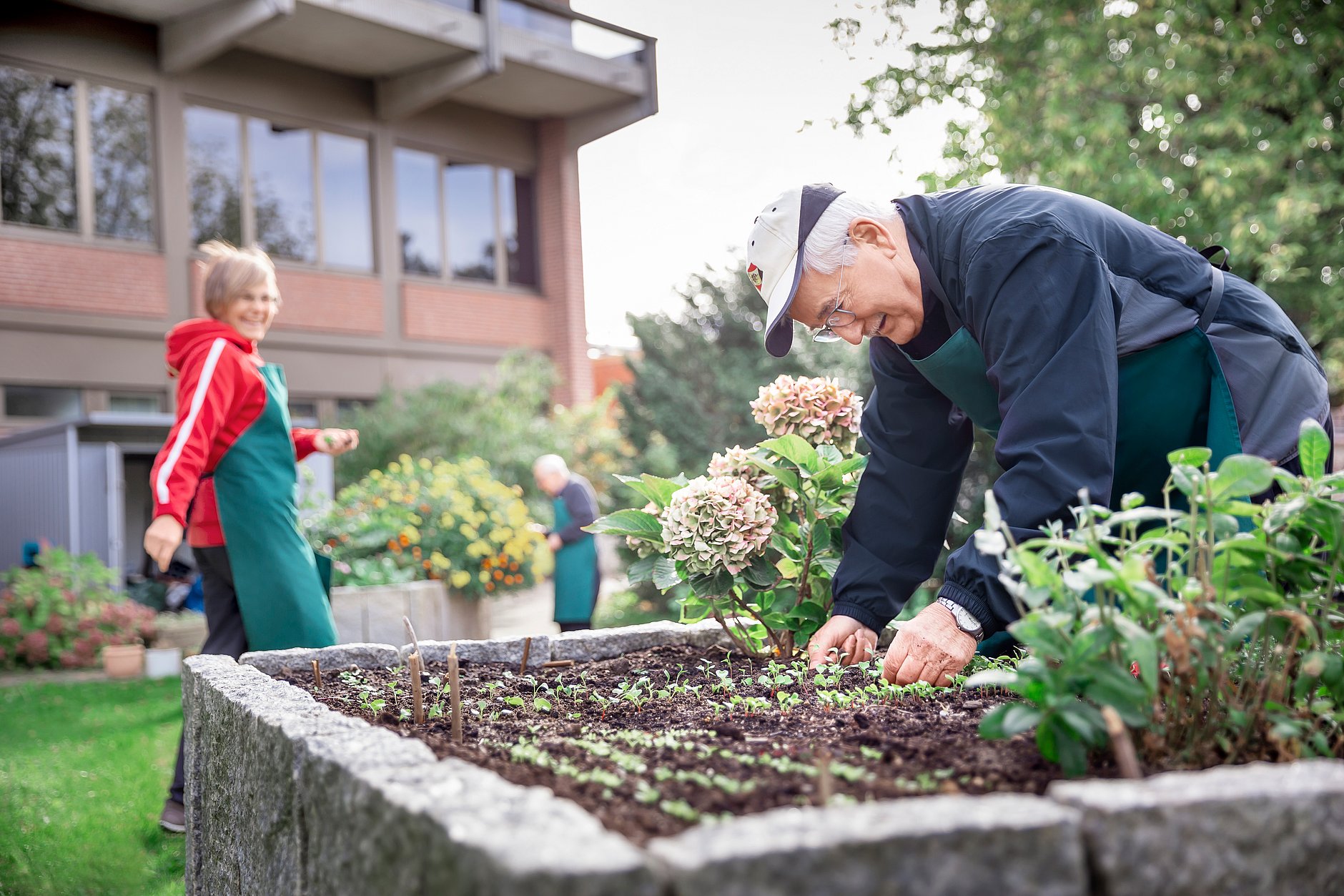 HGZ | Rehabilitationsklinik Ergotherapie Dies sind Patienten beim Gärtnern im Herzgarten des HGZ.