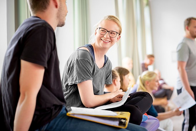 Dies ist eine Schülerin der Diana-Physiotherapieschule im Gespräch.