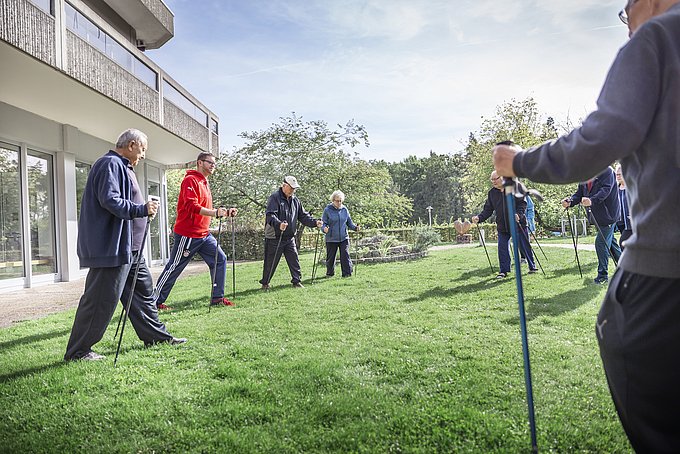 Dies sind Patienten des HGZ beim Bewegungstrainung an der frischen Luft als Teil des IRENA-Programms, der intensivierten Rehabilitationsnachsorge.