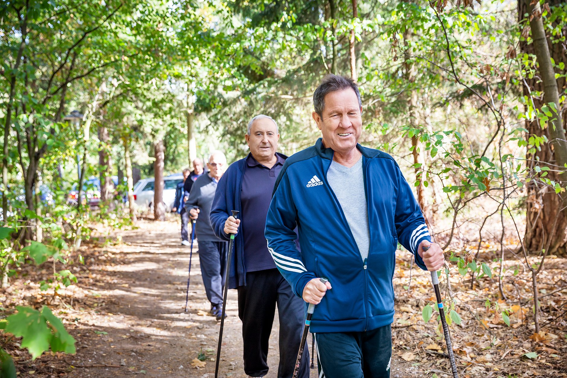 HGZ | Training bei Herzinsuffizienz Dies sind Patienten, die mit Nordic-Walking-Stöcken durch den Wald gehen.