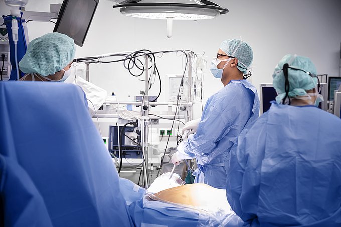 Dies ist ein Herzchirurg, der eine minimal invasive Operation an den Herzkranzgefäßen durchführt.