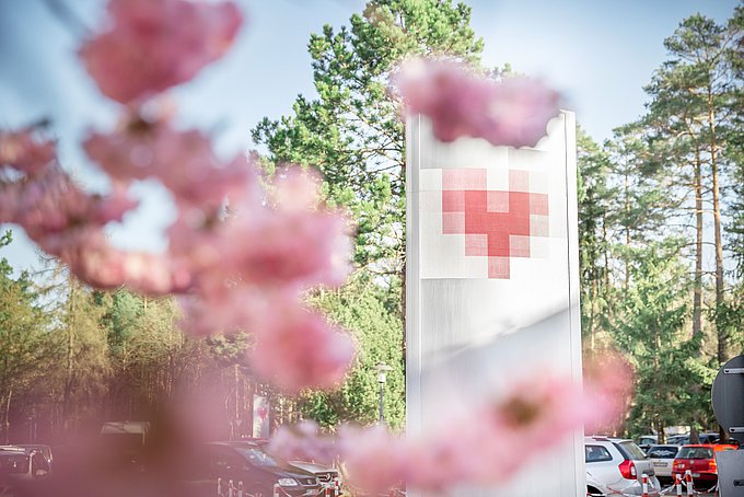 Dieses Bild zeigt den Parkplatz und die Stele mit dem Logo des HGZ Bad Bevensen.