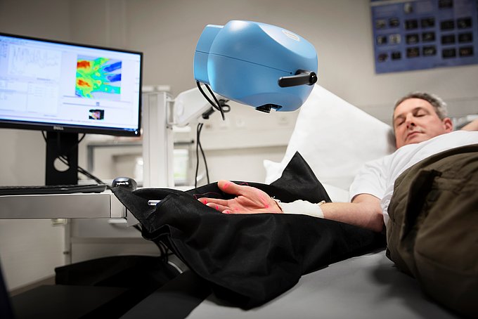 Dies zeigt eine diagnostische Untersuchung des Blutflußes in einer Hand eines Patienten.