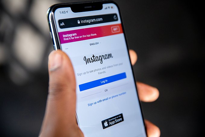 Dies zeigt ein Smartphone mit der Log in-Seite von Instagram auf dem Bildschirm.