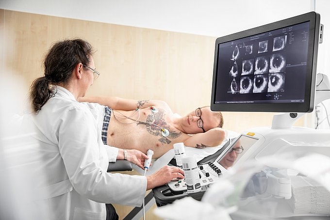 Dies zeigt eine Kardiologin bei einer speziellen Ultraschalluntersuchung des Herzens eines Patienten im HGZ.
