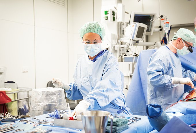 Dies ist eine Operationstechnische Assistentin bei der Arbeit im OP-Saal.