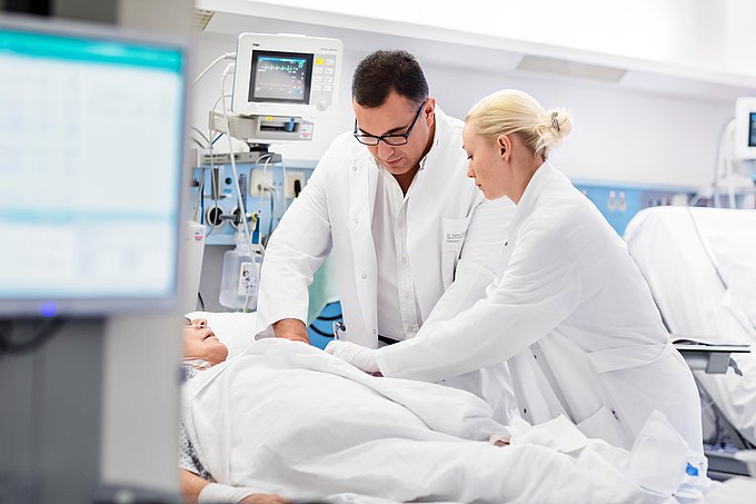 Dies sind Ärzte der Herz-Thorax-Chirurgie bei der Behandlung eines Patienten.