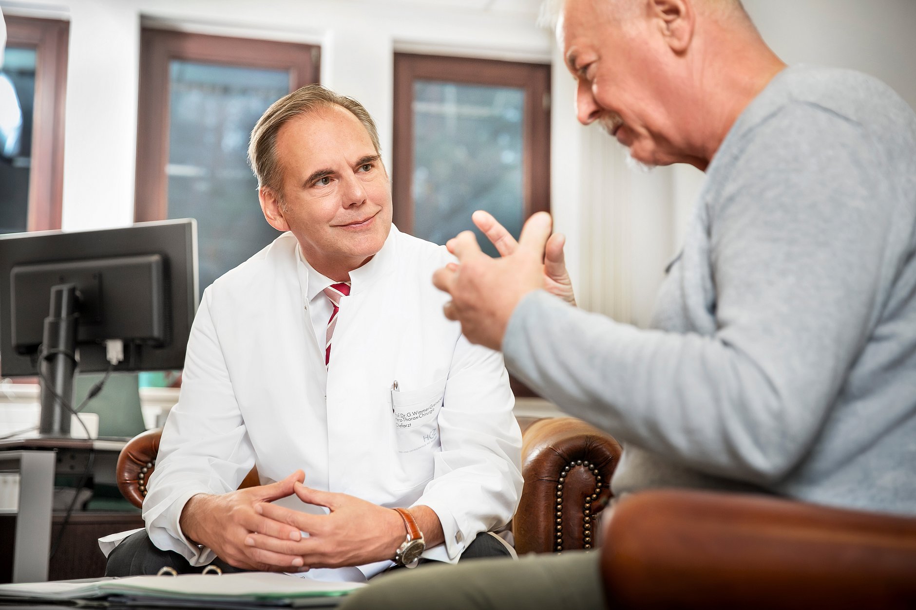 HGZ | Herz-Thorax-Chirurgie Prof. Dr. Wimmer-Greinecker Dies zeigt Professor Dr. Wimmer-Greinecker im Gespräch mit einem Patienten..