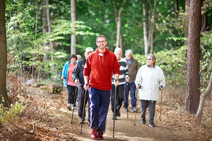 Dies ist ein Gruppe von Patienten, die zusammen mit einem Therapeuten durch den Wald walkt.
