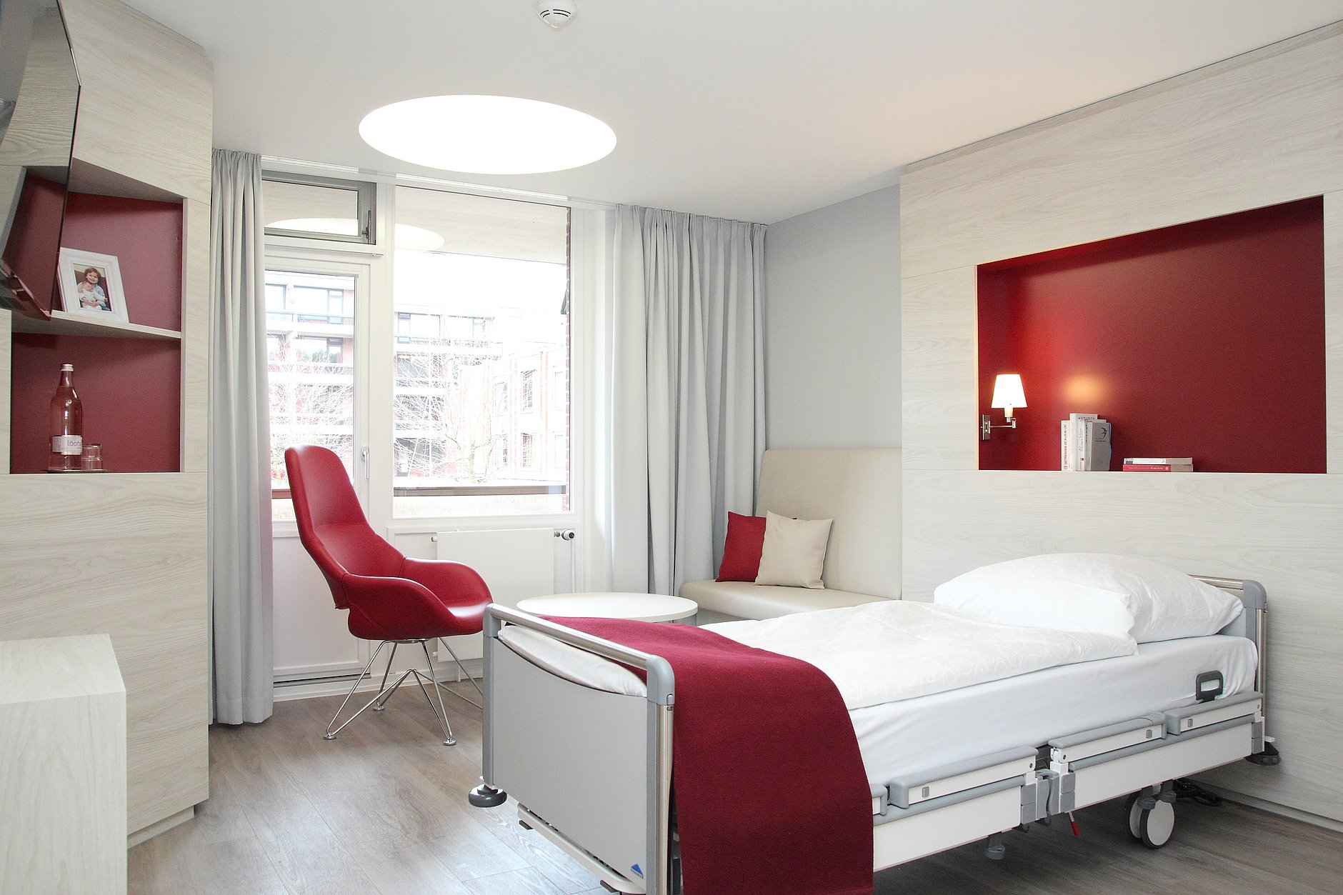 Dies zeigt ein Einzelzimmer auf der Privatstation im HGZ.