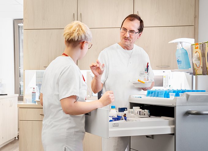 Dieses Bild zeigt zwei Personen im Gespräch miteinander.