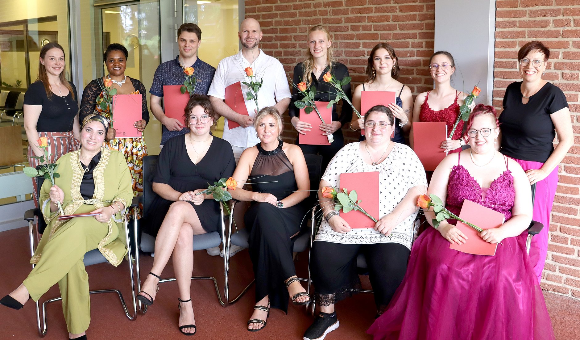 Gruppenfoto der Absolventen der Pflegeschule am HGZ mit den beiden Kursleiterinnen