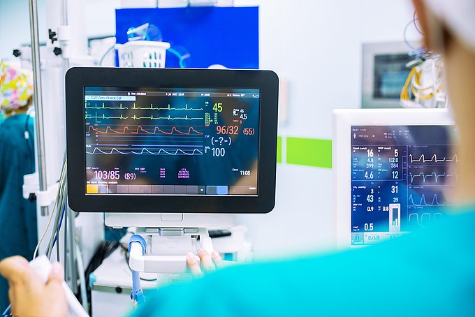 Dies ist ein Monitor, der einen unregelmäßigen Herzrhythmus zeigt.