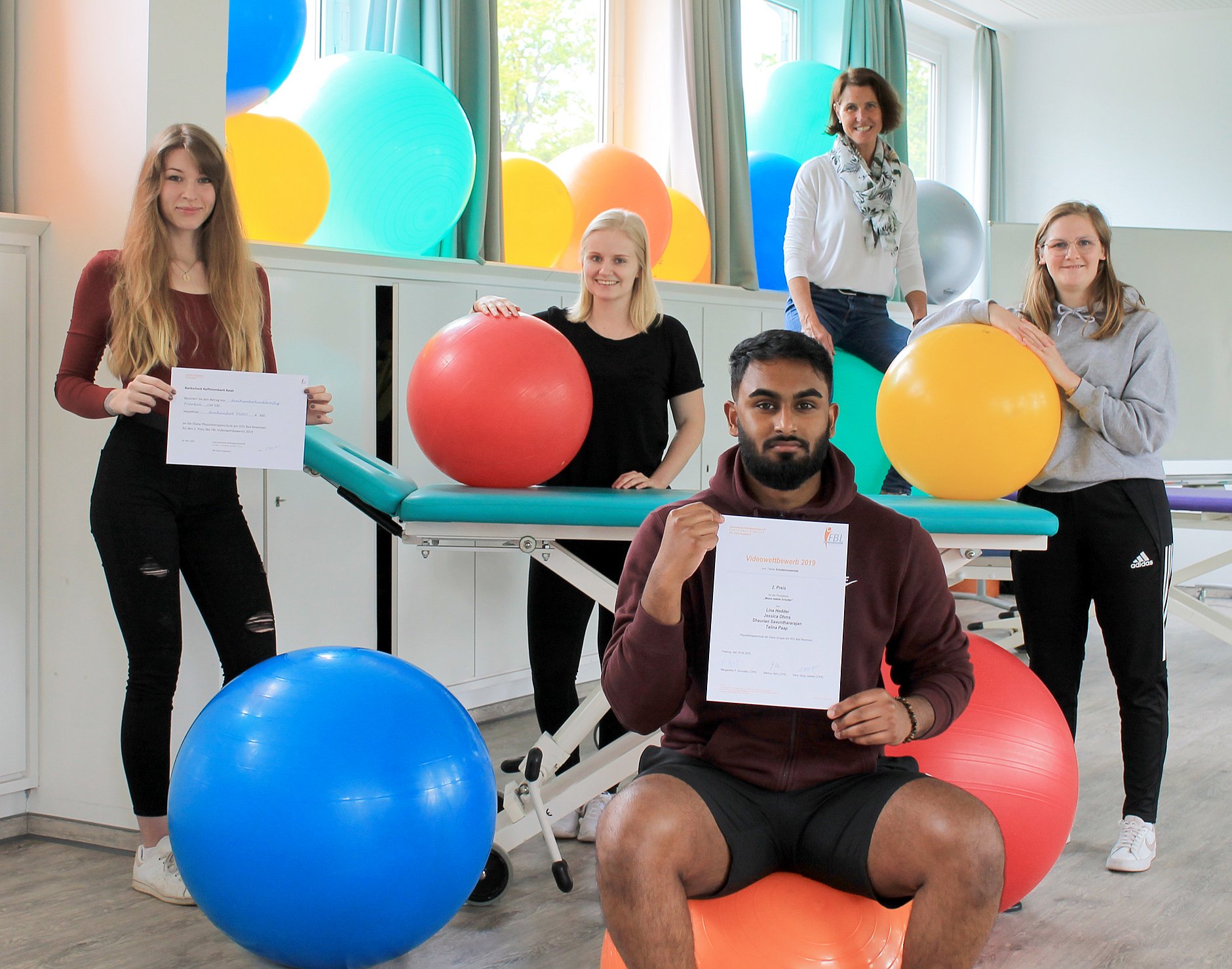 Dies sind die erfolgreichen Physiotherapieschüler und ihre Lehrerin.