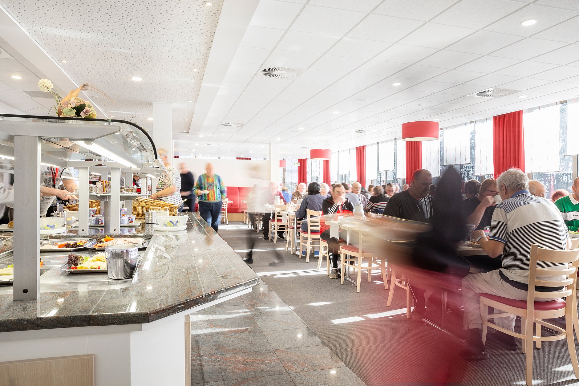 Dies sind das Büfett und die Räume des Patientenrestaurants.