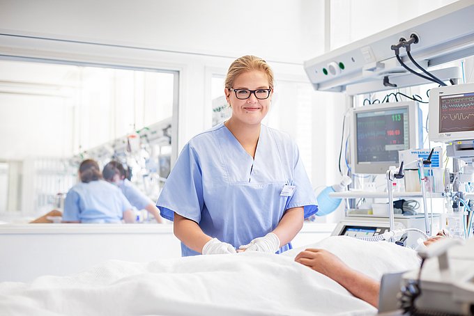 Dies ist eine junge, freundlich lächelnde Pflegekraft auf der Intensivstation des HGZ Bad Bevensen.