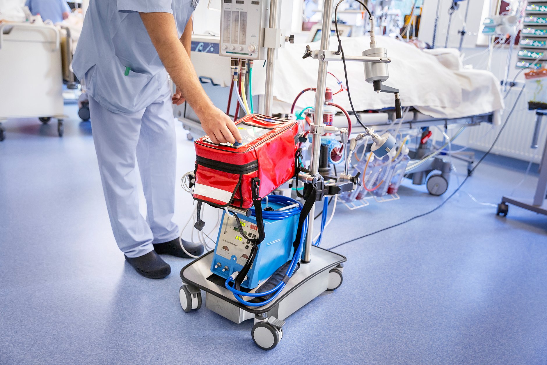 HGZ | ECMO Therapie der Herzinsuffiziens Dies zeigt ein ECMO-Gerät zur mechanischen Unterstützung des Herzens.