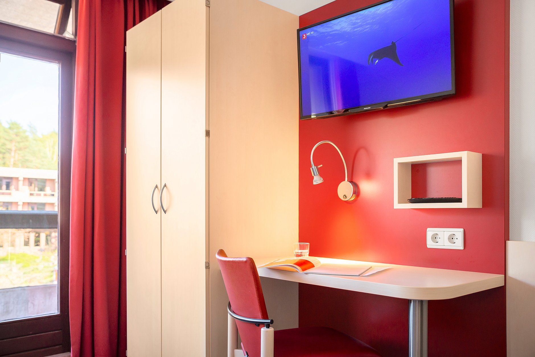 HGZ | Schreibtisch im Patientenzimmer Dies zeigt einen Schreibtisch im Patientenzimmer.