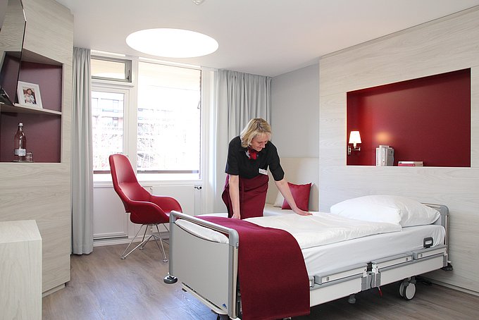 Dies zeigt ein Patientenzimmer auf der Privatstation.