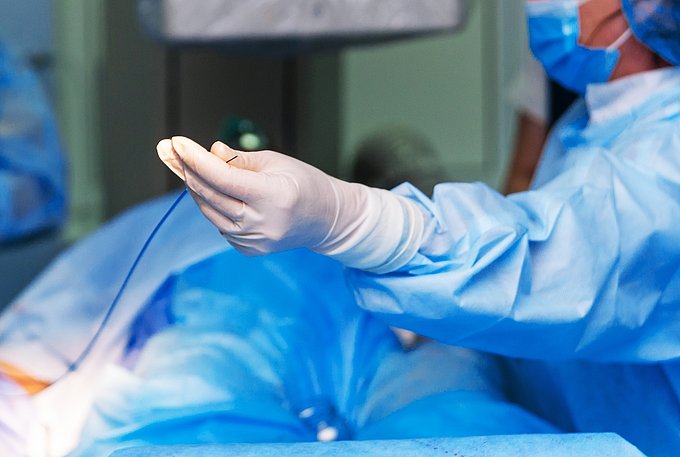 Dies ist ein Kardiologe bei einem diagnostischen Verfahren mit einem Katheter.