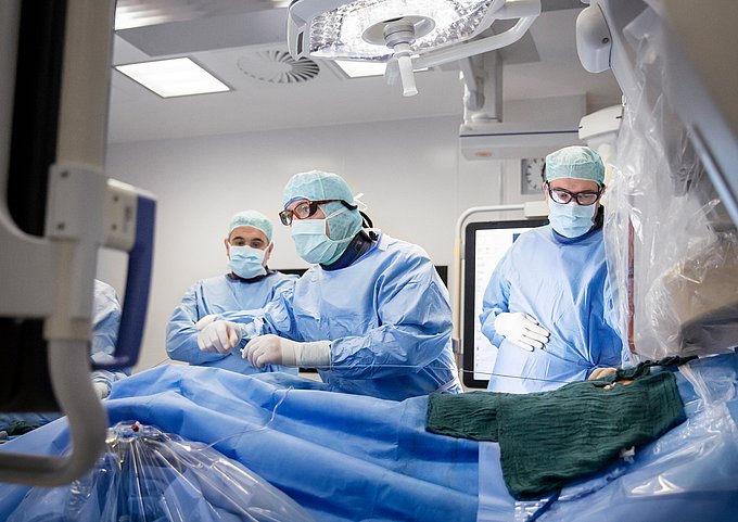 Dies sind Kardiologen bei einem kathetergestütztem Therapieverfahren am Herzen zur Behandlung einer Herzerkrankung.