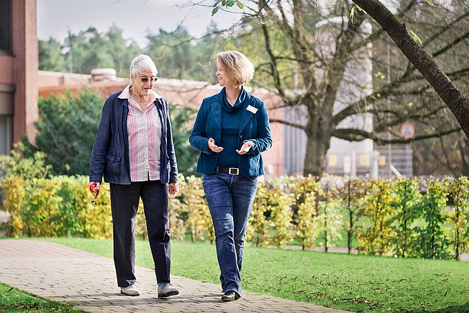 Dies sind eine Patientin und eine Psycholgin im Gespräch.