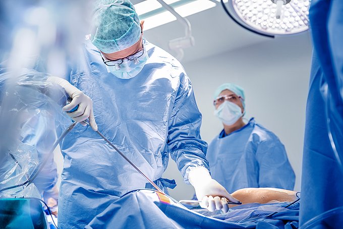 Dies sind Ärzte während einer Operation.