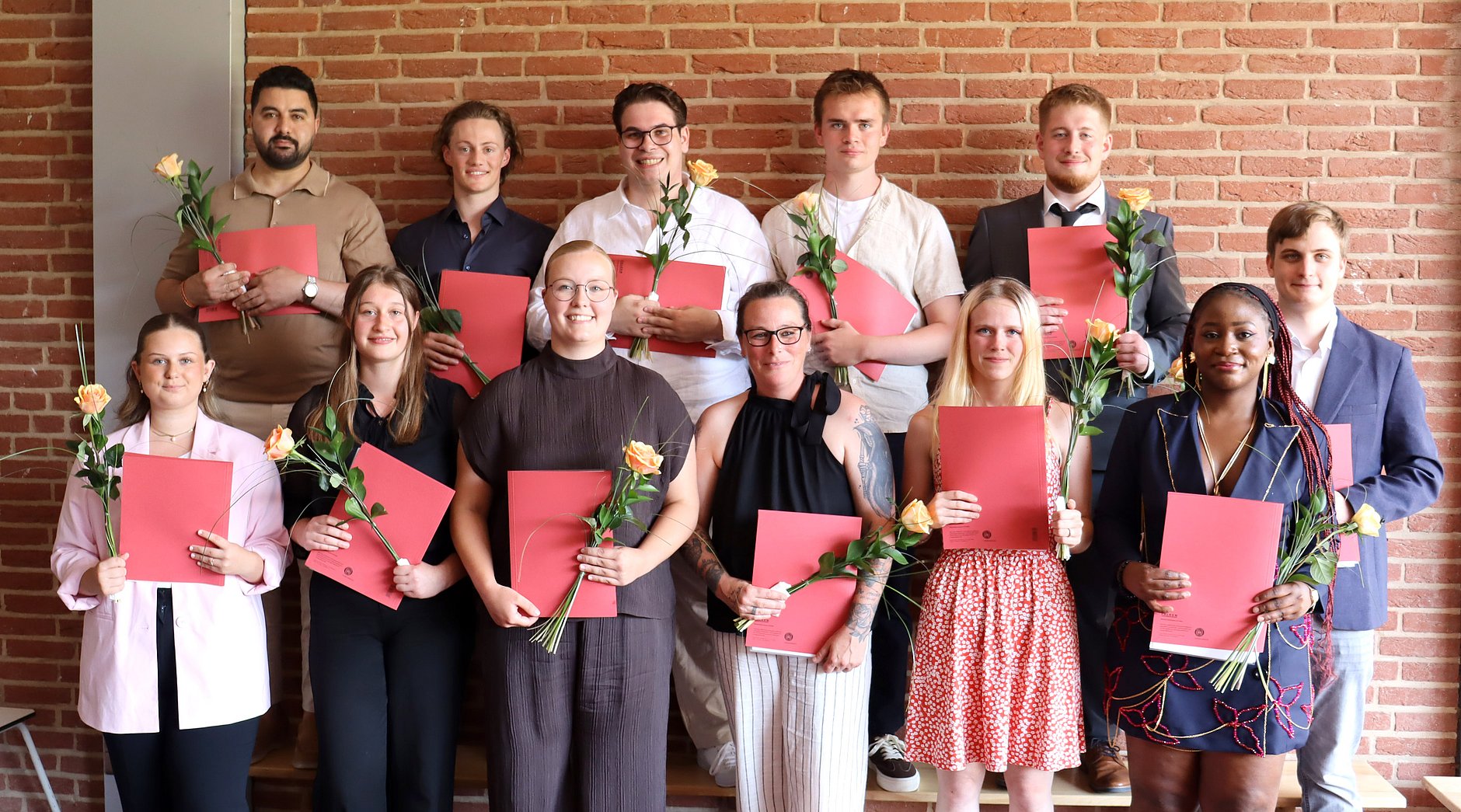 Zwölf Absolventen der Pflegeschule am HGZ Bad Bevensen