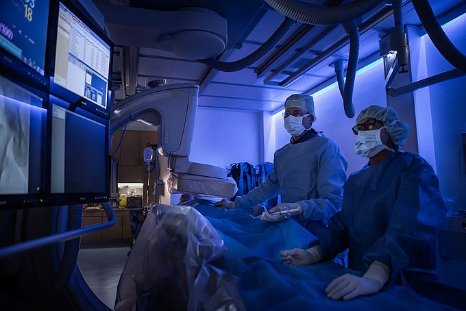 Dies zeigt Radiologen bei der Untersuchung von Arterien eines Patienten an der DSA-Anlage.