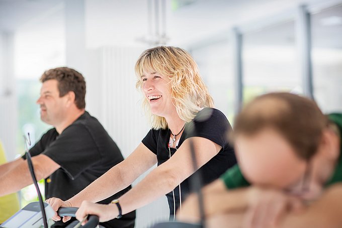 Dies sind Patienten des Aktivprogramms RehaPLUS+, die sich ihre Fitness an Geräten stärken.