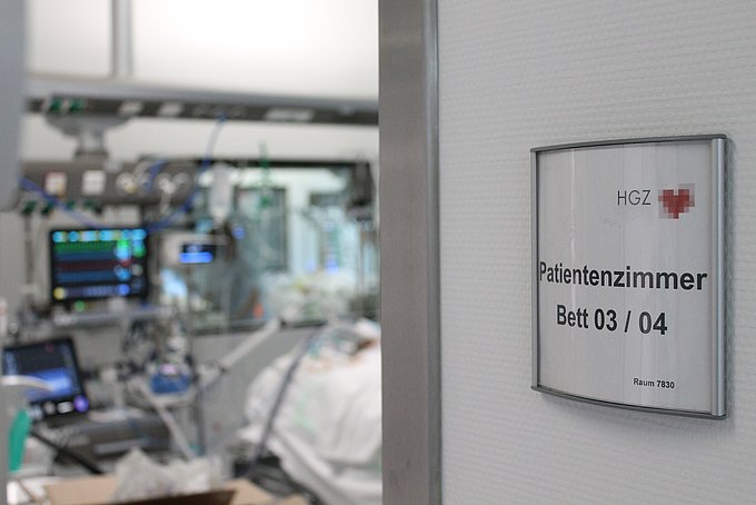 Dies zeigt ein Zimmerschild der neuen Intensivstation des HGZs.