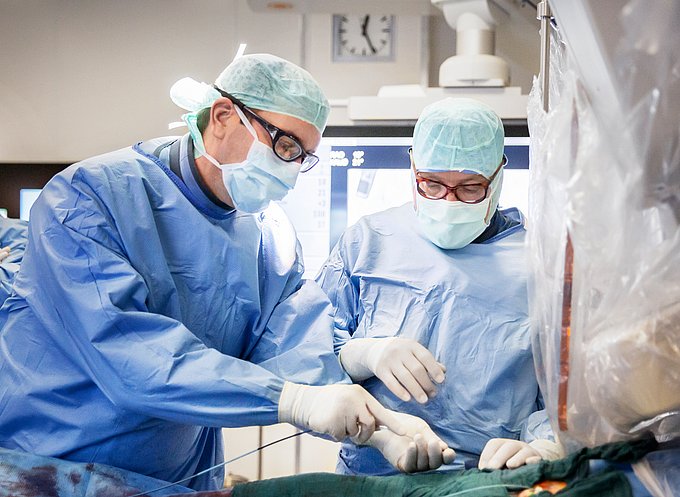 Dies zeigt wie ein Kardiologe einem anderen Kardiologen eine kathetergestützten Herzklappentherapie vorführt.