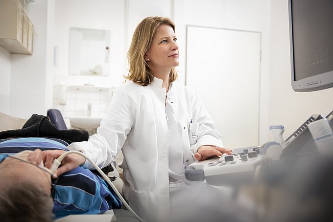 Dies zeigt eine Angiologin bei einer Ultraschalluntersuchung der Hauptschlagader eines Patienten.