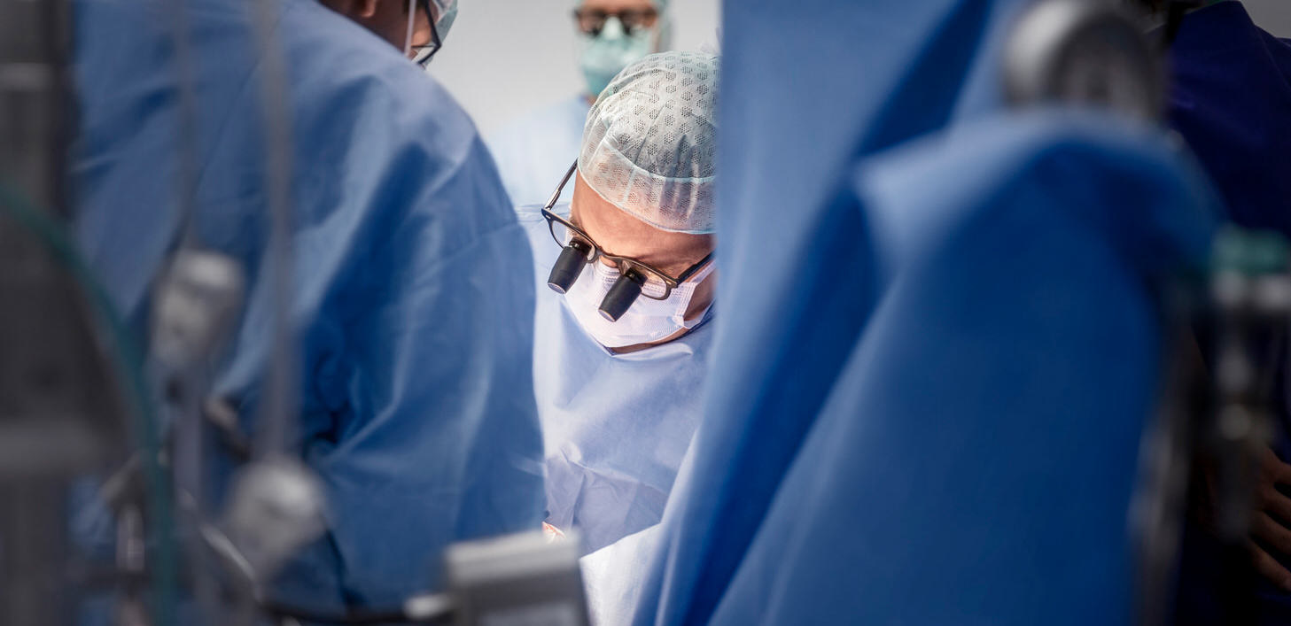 HGZ | Spitzenmedizin im HGZ Dies ist der Chefarzt der Klinik für Herz-Thorax-Chirurgie während einer Herzoperation im HGZ.